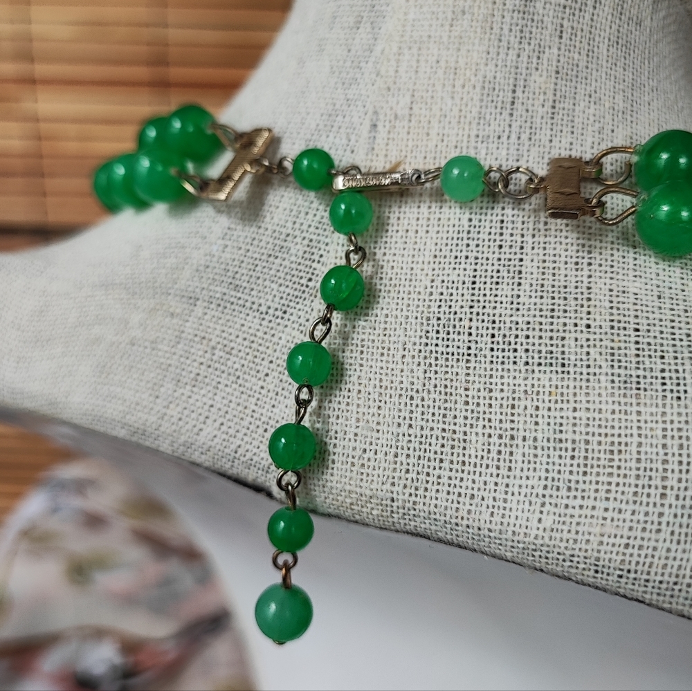 Kelly Green Hong Kong Plastic Bead Necklace Light Weight Vintage Jade Color - Picture 7 of 10